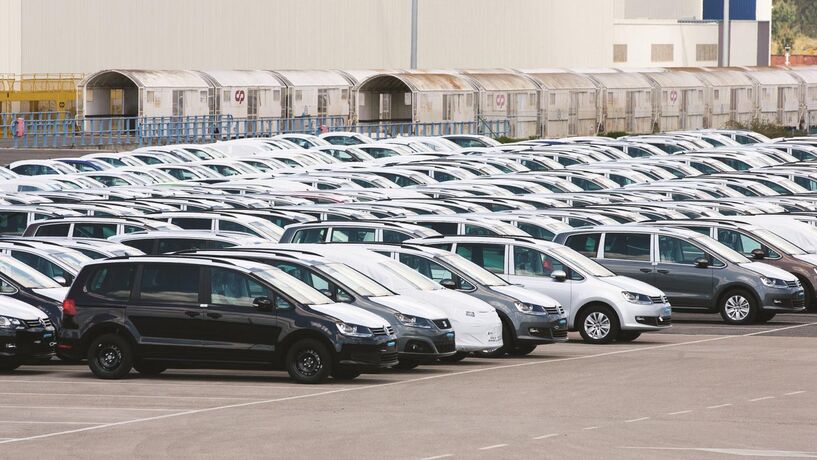 Fabricantes de automóveis avisam UE para não votar limites baixos de emissões