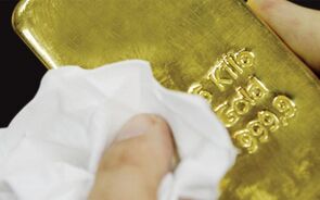 Ouro cai com dólar mais forte e expectativa de tratamento contra covid-19