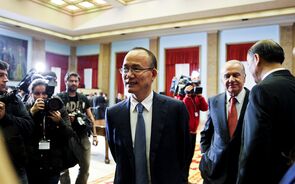 A semana em 5 minutos: Petróleo ao fundo, dono da Fosun detido, Isabel dos Santos polémica e Merkel em alta