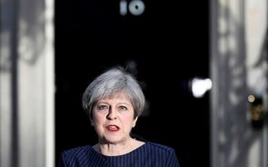 Theresa May preside a reunião de emergência esta terça-feira