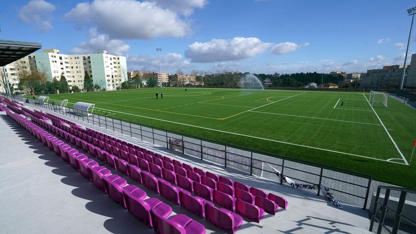 O novo campo do Sport Clube de Canidelo, em Gaia, triplicou a capacidade para 800 espectadores.