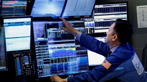 Wall Street com tendência mista a aguardar pela Fed