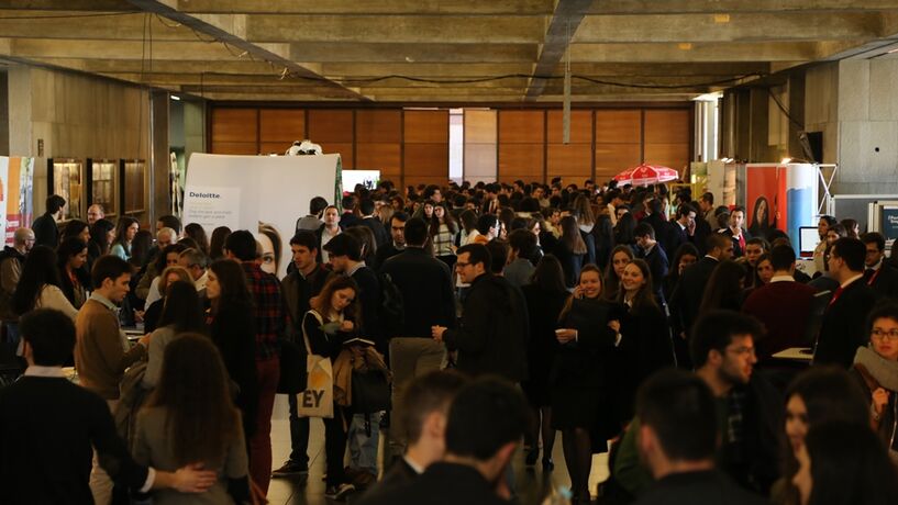 Empresas voltam à FEP para "agarrar" economistas e gestores