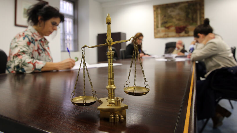 O que faz o "tribunal fora dos tribunais"?