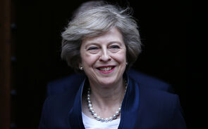 Theresa May encaixa mais de um milhão e meio de euros em palestras pelo mundo