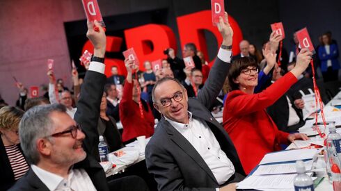 SPD dá nova chance a Merkel e troca exigências por 