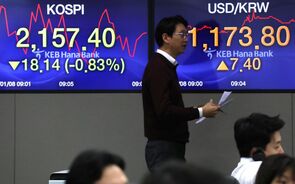 Bolsas asiáticas acompanham queda de Wall Street. Petróleo continua a disparar