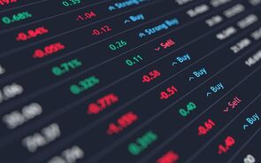 Wall Street cede com menor confiança dos consumidores, contas fracas, estímulos difíceis e covid-19