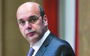 Siza Vieira 'extremamente preocupado com o crescimento do desemprego'