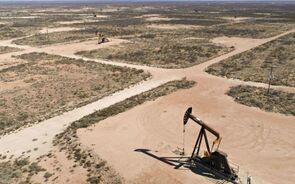 Queda do desemprego nos EUA e menos stocks animam petróleo