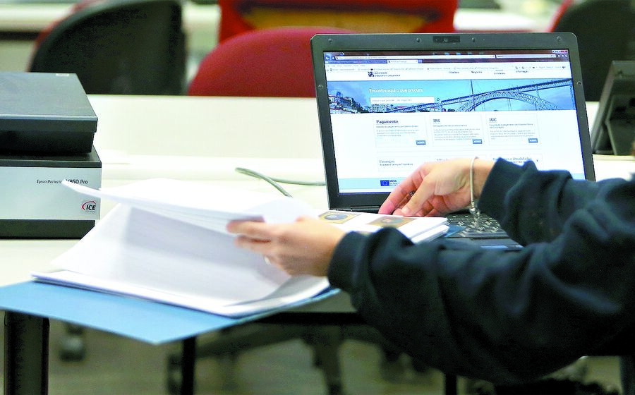 Os contribuintes já começaram a receber o reembolso de IRS, embora com um ligeiro atraso face ao passado.