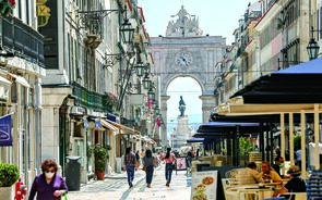 Endividamento da economia baixa de recorde mas já está em 360% do PIB