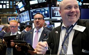 Wall Street fecha positiva com novos máximos animada por vacinas