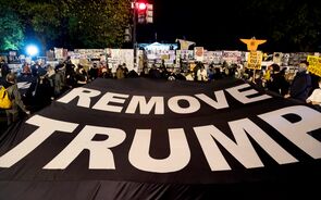 Manifestantes anti-Trump concentrados frente à Casa Branca
