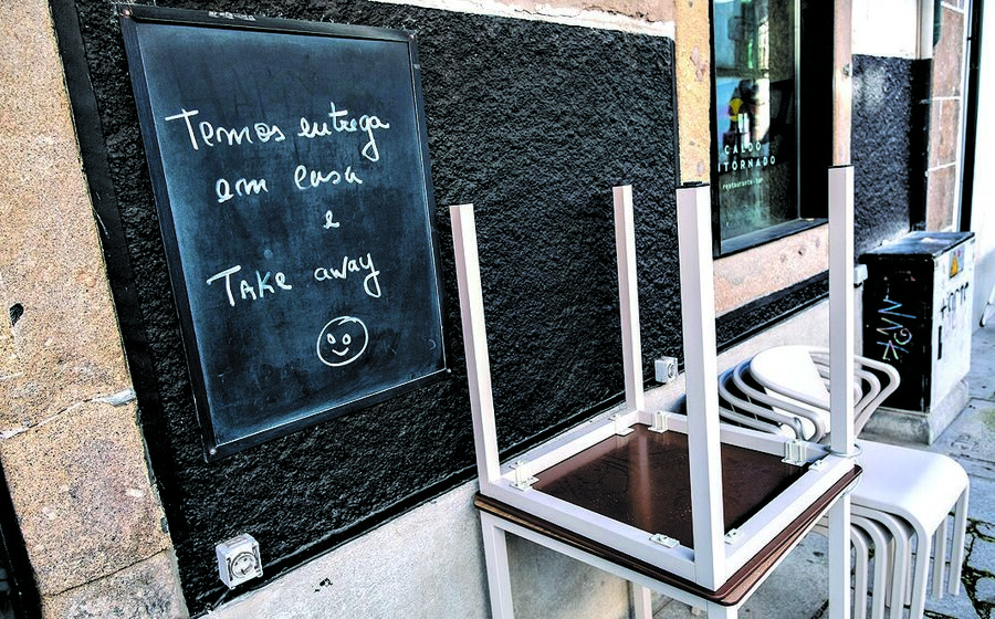 Com as restrições impostas aos horários da restauração, muitos optam por fechar aos fins de semana. O take-away voltou a ser permitido no horário de recolher obrigatório.