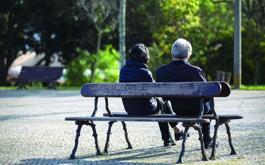 A pandemia cortou, pela primeira vez em décadas, a evolução da esperança média de vida. Em Portugal, este fenómeno provocou inclusive a diminuição da idade da reforma para os 66 anos e 4 meses.
Mas, neste 10.º cenário de cisne negro, os analistas do Banco Saxo estimam que a ciência prolongue a esperança média de vida em 25 anos, 'provocando crises éticas, ambientais e físicas de longo alcance'.
Neste cenário, 'a biomedicina consegue prolongar a vida humana, depois de comprovado que a alteração da genética de ratos de laboratório com células humanas consegue alargar em 30% a vida destes animais'.