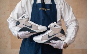 Ténis feitos para Obama vão ser leiloados com base nos 25.000 dólares