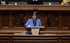 Parlamento aprova 13.º estado de emergência com críticas a desconfinamento opaco