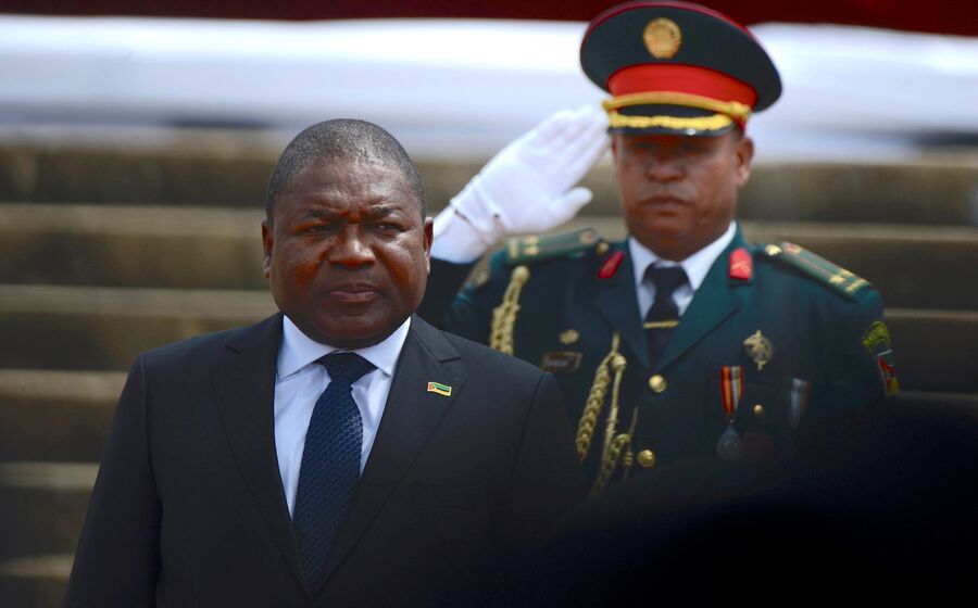 O Presidente moçambicano, Filipe Nyusi, precisa rapidamente de pedir ajuda militar convencional.