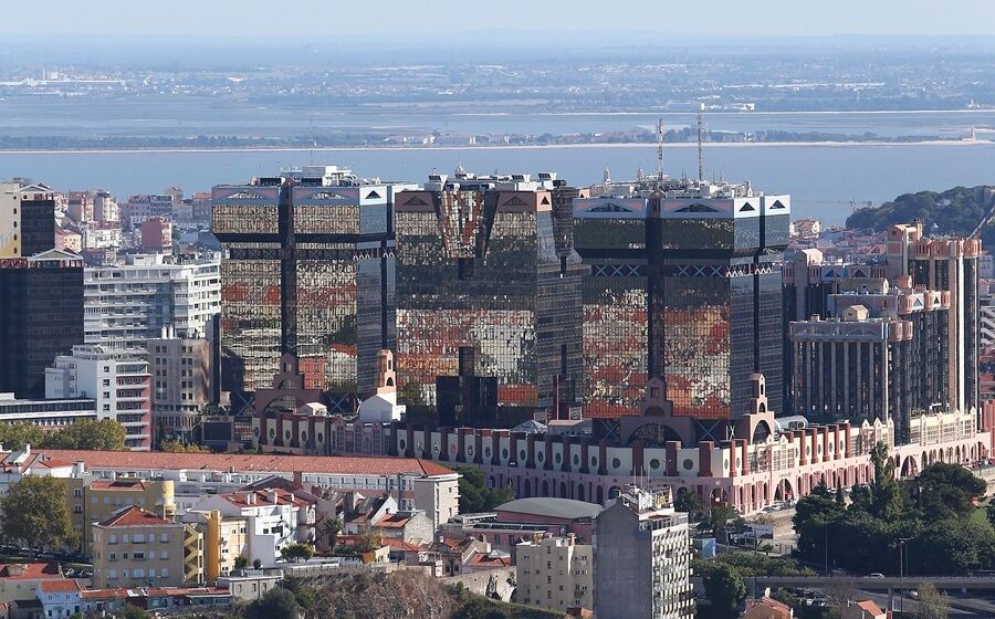 A partir de janeiro, deixa de ser possível adquirir imóveis no litoral e nas áreas metropolitanas de Lisboa e Porto para obter vistos “gold”.