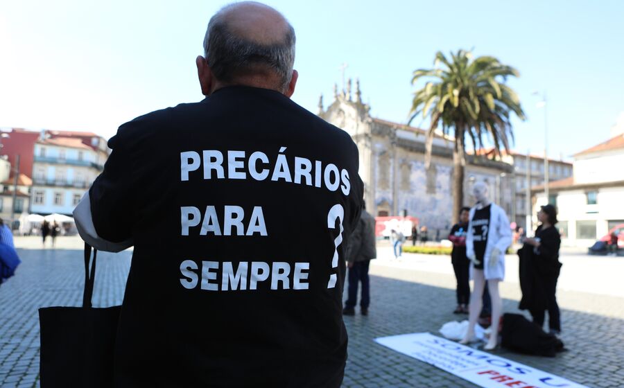 A incidência de contratos a prazo não se reduz significativamente quando as pessoas ficam mais velhas.