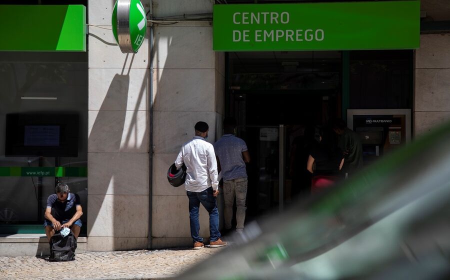 O desemprego aumentou no último trimestre, mas está abaixo do verificado há dois anos. Contudo, sobe o peso dos desempregados de longa duração.